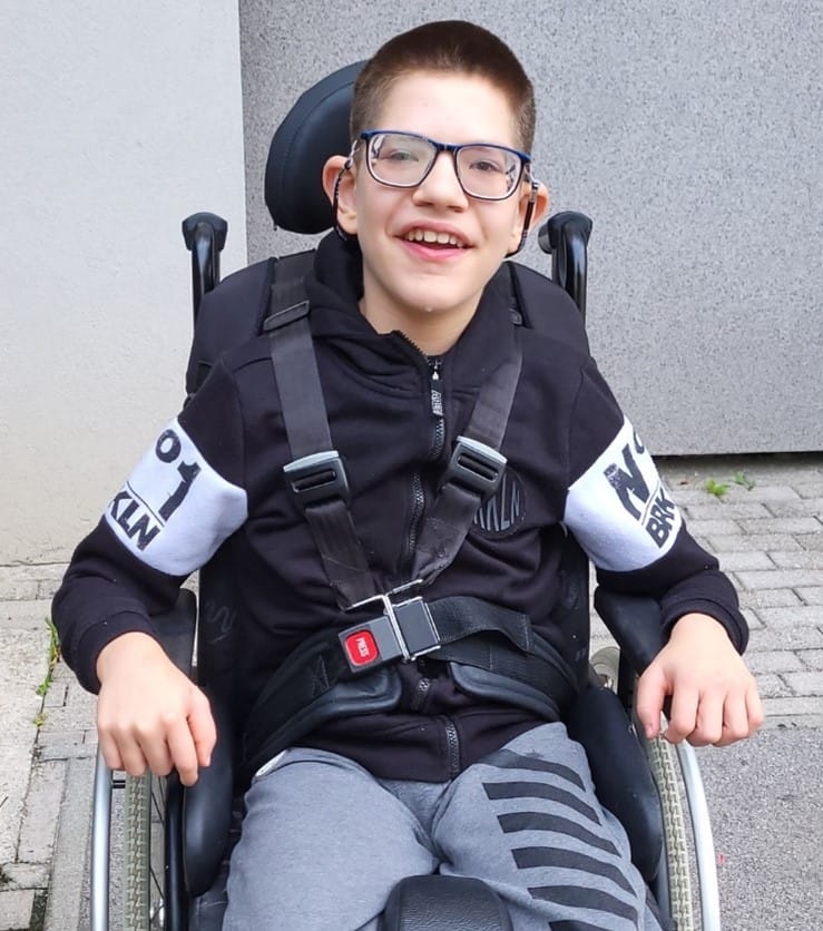 Mujo — mali borec, ki je pisal Božičku