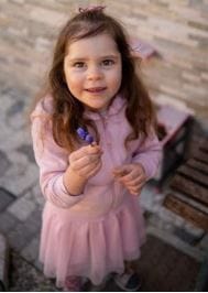 Karolina — mali borec, ki je pisal Božičku