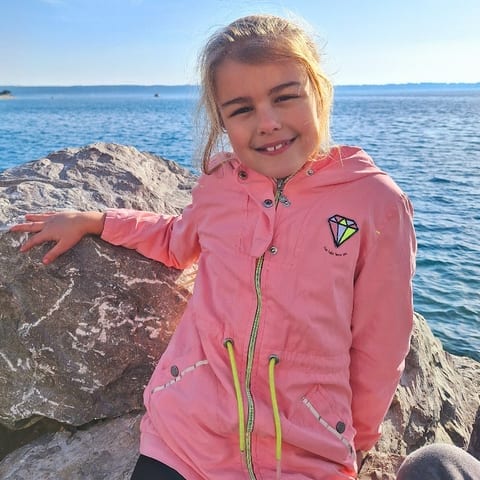 Amaja, 8 let