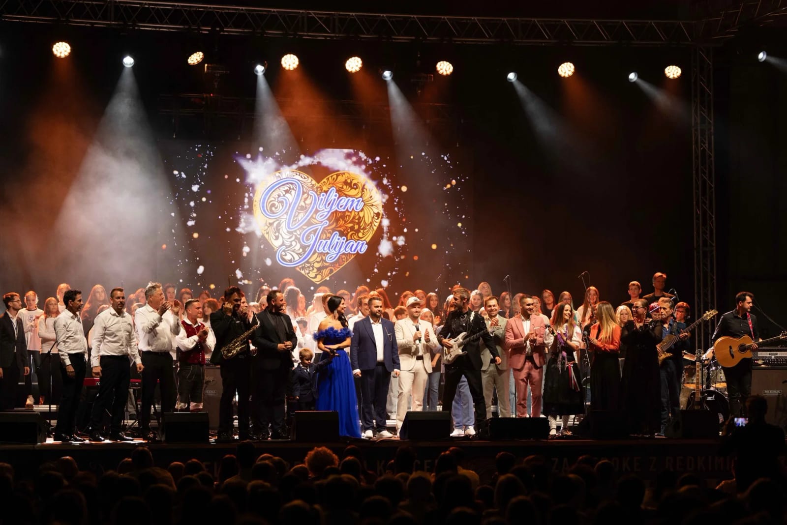 Veliki dobrodelni koncert Viljem Julijan 2026 v Hali Tivoli — vsi nastopajoči na odru. Foto: Društvo Viljem Julijan