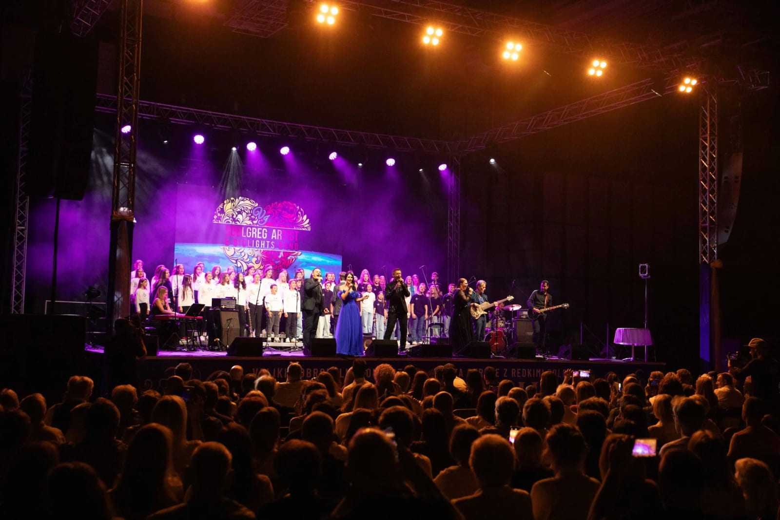 SoulGreg Artist & BigLights Band z otroškim zborom na odru Hale Tivoli. Foto: Društvo Viljem Julijan