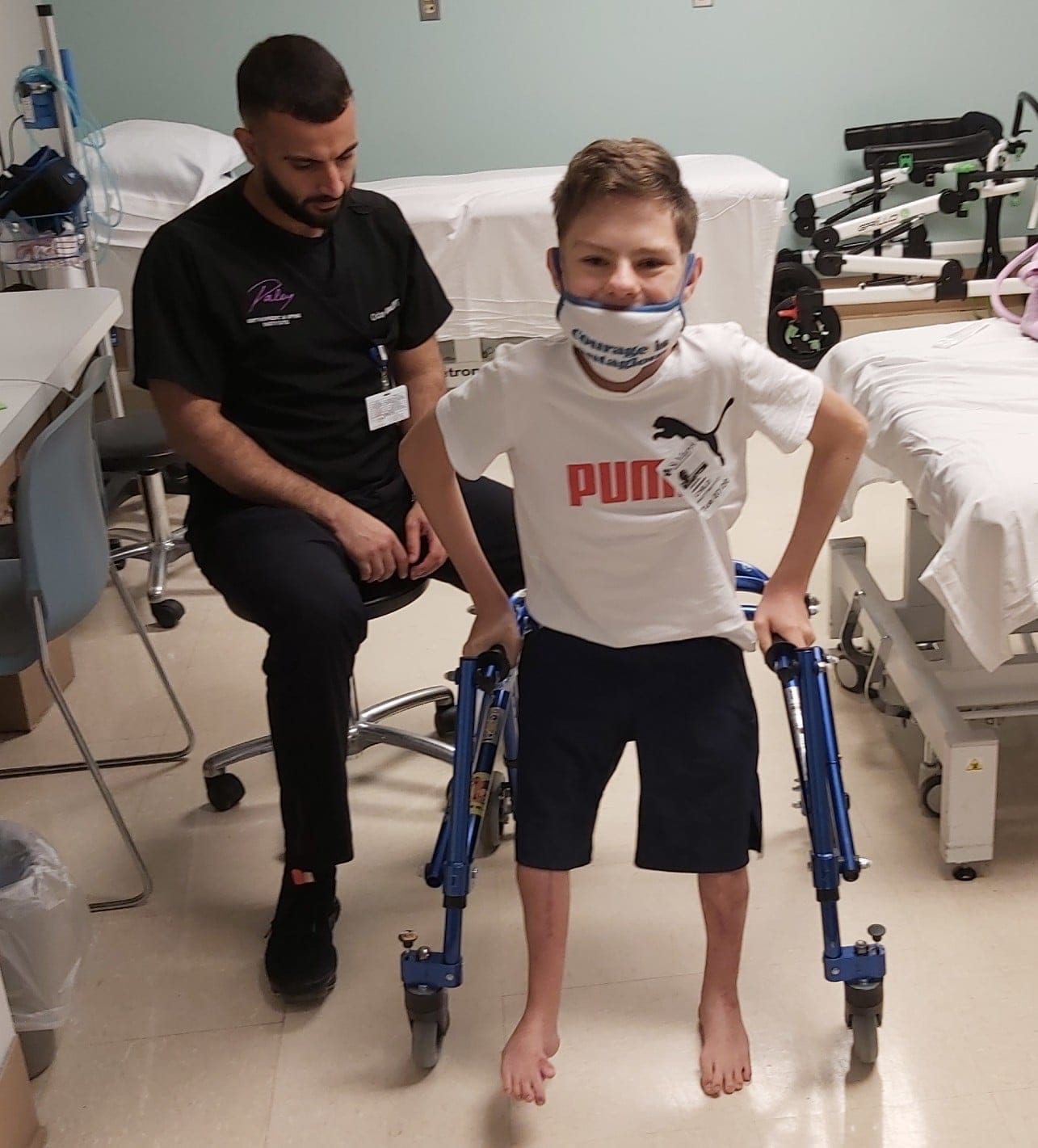 Marko po težki operaciji nog naredil prve korake