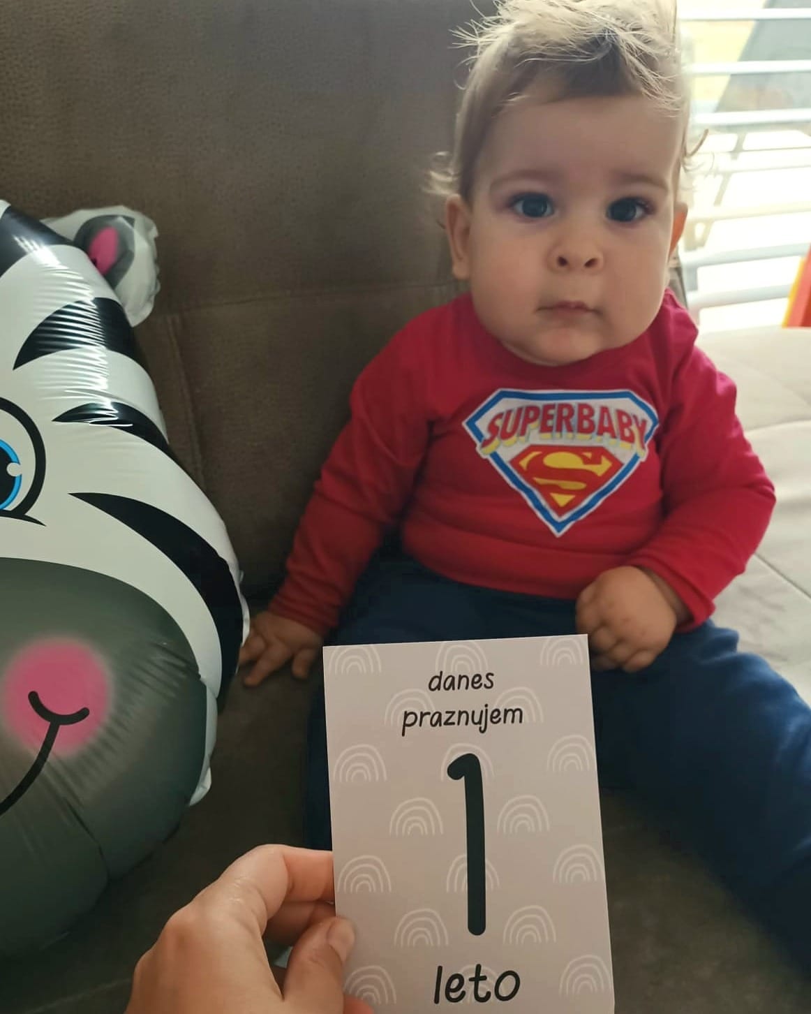 Nejc prvič samostojno stoji — prvi otrok s SMA po presejanju