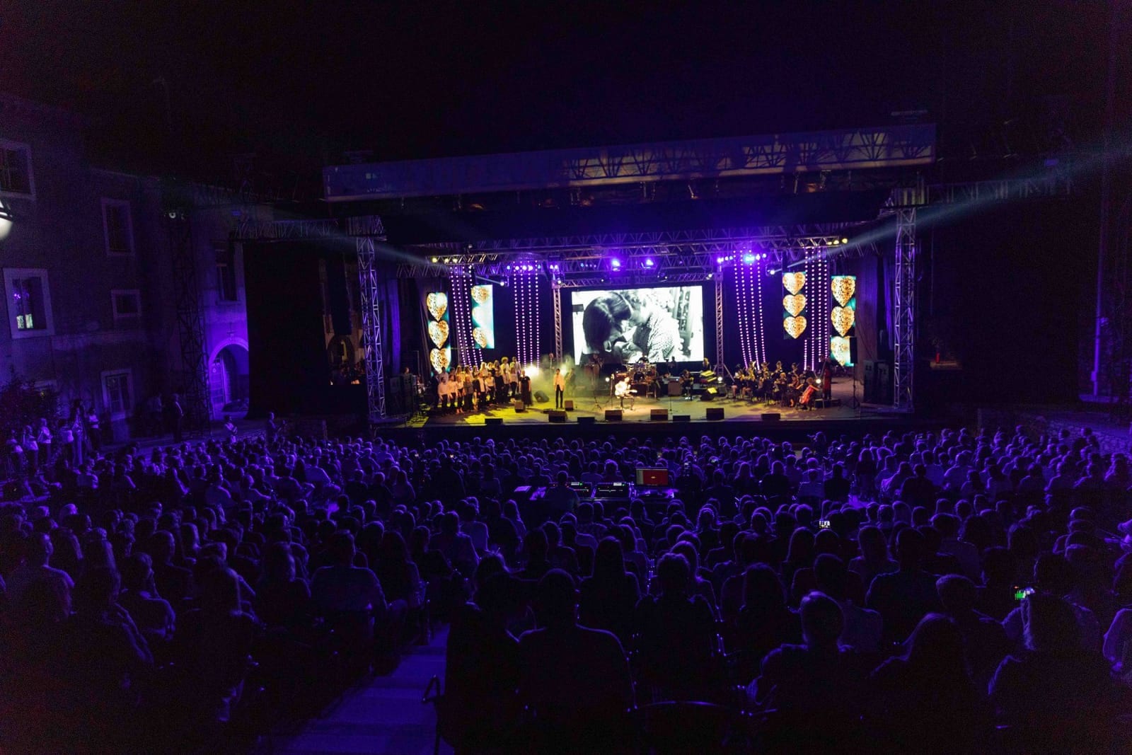 Prvi dobrodelni koncert Viljem Julijan v razprodanih Križankah