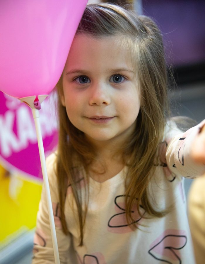Deklica z balonom na rojstnodnevnem praznovanju