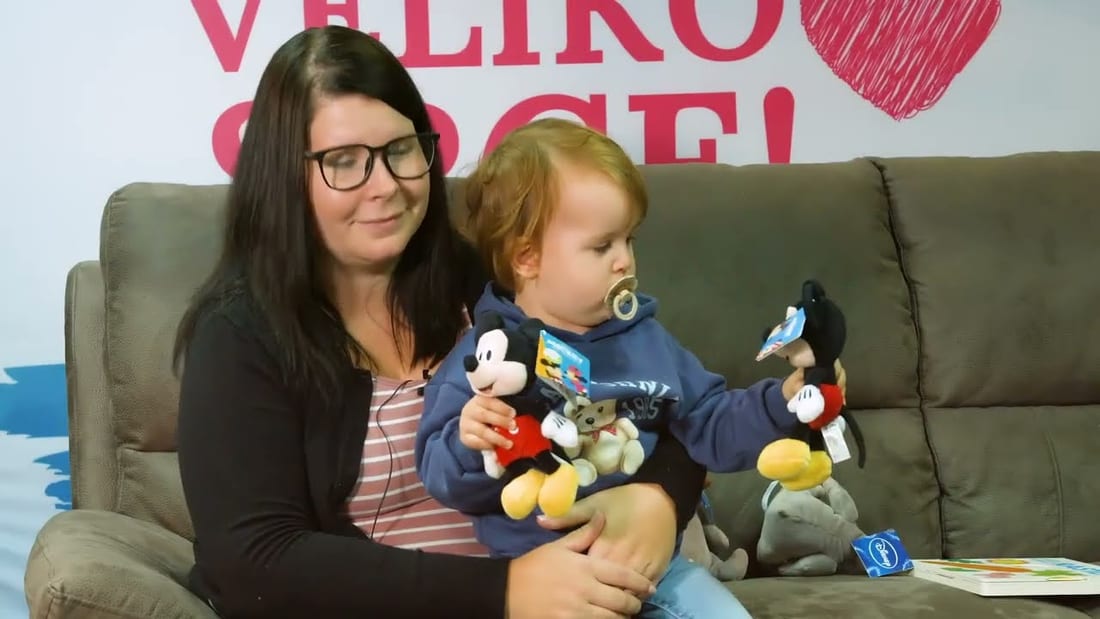 Mama z otrokom med snemanjem podcasta Društva Viljem Julijan