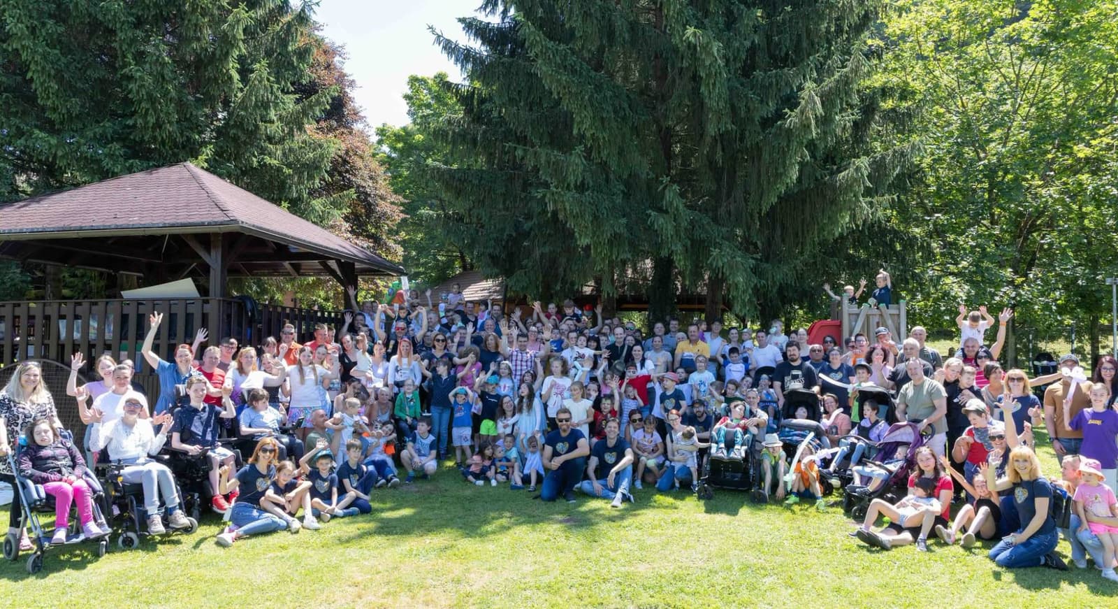 Družine Srčne skupnosti — skupinska fotografija s piknika za male borce