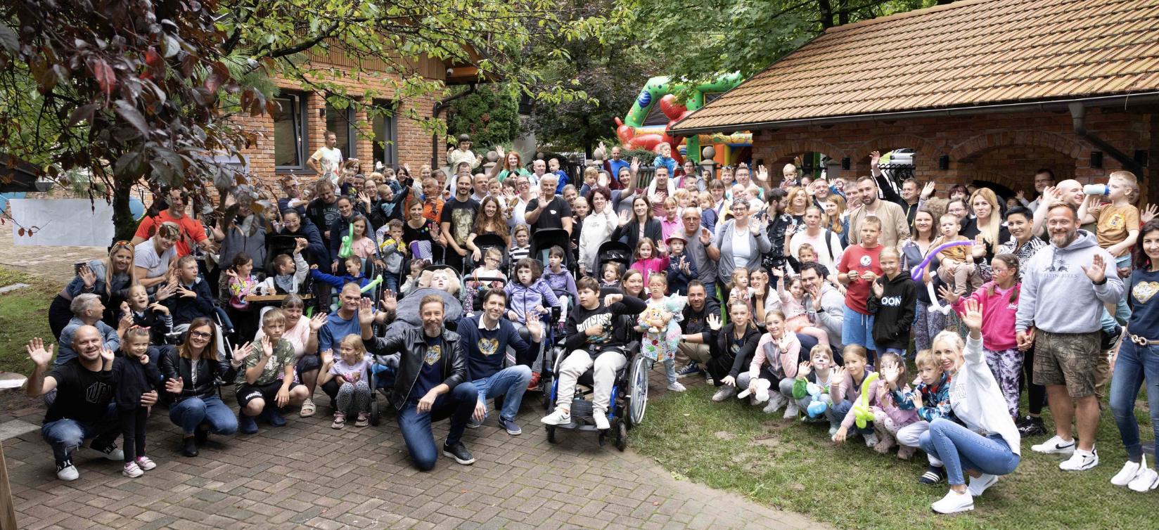 Družine otrok z redkimi boleznimi na pikniku za male borce